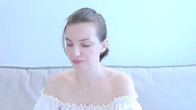Snapshot of Beauty_Alex chatting on July 8, 2:49 am Beauty Alex online show from July 8, 2:49 am