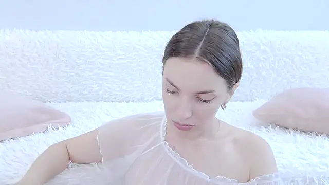 Snapshot of Beauty_Alex chatting on July 19, 3:32 am Beauty Alex online show from July 19, 3:32 am