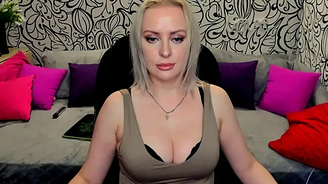 Snapshot of Hotdreamhere chatting on December 6, 2:49 pm Hotdreamhere online show from December 6, 2:49 pm