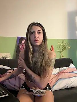 Snapshot of lilly_sweett chatting on December 15, 11:20 pm lilly sweett online show from December 15, 11:20 pm