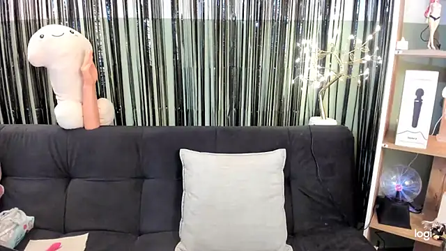 Snapshot of lilly_sweett chatting on February 22, 12:01 am lilly sweett online show from February 22, 12:01 am