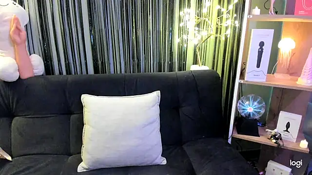 Snapshot of lilly_sweett chatting on February 23, 11:02 pm lilly sweett online show from February 23, 11:02 pm
