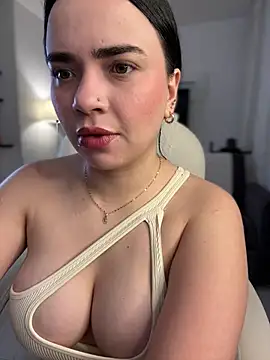 Snapshot of GeorginaJones chatting on February 2, 12:09 am GeorginaJones online show from February 2, 12:09 am