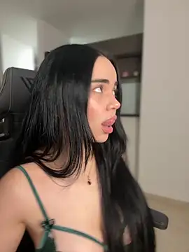 Snapshot of GeorginaJones chatting on October 29, 1:19 am GeorginaJones online show from October 29, 1:19 am