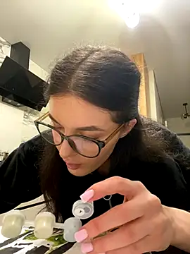 little belucci online show from December 5, 2:58 pm