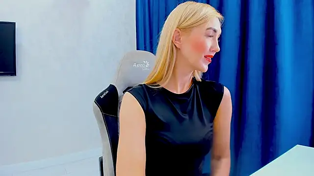 Snapshot of HotyPlays chatting on January 11, 4:57 pm HotyPlays online show from January 11, 4:57 pm