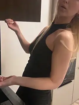 Snapshot of HotyPlays chatting on February 18, 12:06 pm HotyPlays online show from February 18, 12:06 pm