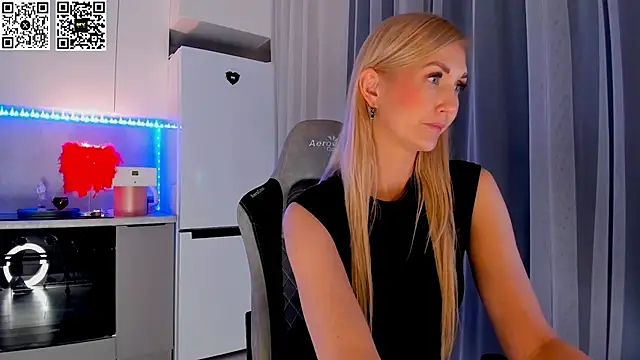 Snapshot of HotyPlays chatting on February 26, 9:16 pm HotyPlays online show from February 26, 9:16 pm