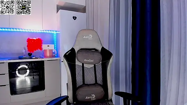 Snapshot of HotyPlays chatting on March 1, 4:44 pm HotyPlays online show from March 1, 4:44 pm