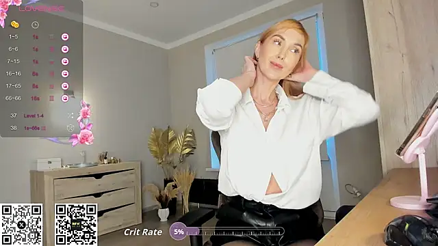 Snapshot of HotyPlays chatting on October 16, 2:18 pm HotyPlays online show from October 16, 2:18 pm