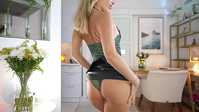 Snapshot of IamRealSugar chatting on October 11, 2:15 pm IamRealSugar online show from October 11, 2:15 pm