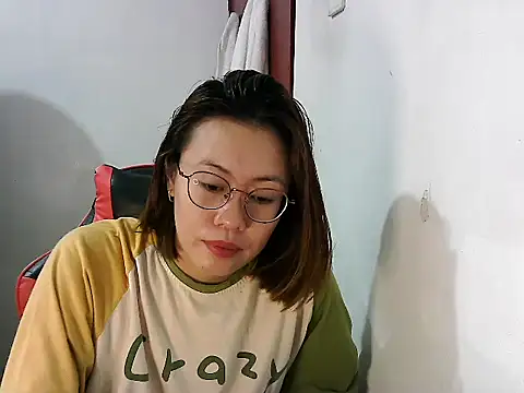 Snapshot of crizzybel chatting on March 2, 12:09 am crizzybel online show from March 2, 12:09 am