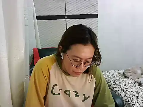 Snapshot of crizzybel chatting on March 12, 5:02 am crizzybel online show from March 12, 5:02 am