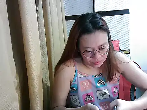 Snapshot of crizzybel chatting on November 16, 2:39 am crizzybel online show from November 16, 2:39 am