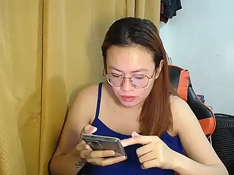 Snapshot of crizzybel chatting on December 4, 6:49 pm crizzybel online show from December 4, 6:49 pm