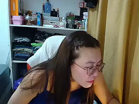 Snapshot of crizzybel chatting on December 18, 2:23 pm crizzybel online show from December 18, 2:23 pm