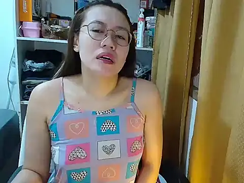 Snapshot of crizzybel chatting on December 22, 8:11 am crizzybel online show from December 22, 8:11 am