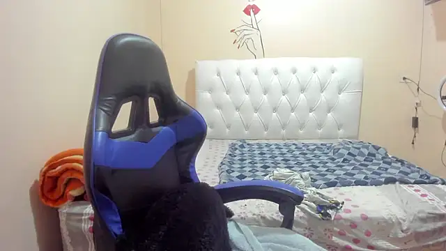 Leylafourniert online show from February 16, 7:49 pm