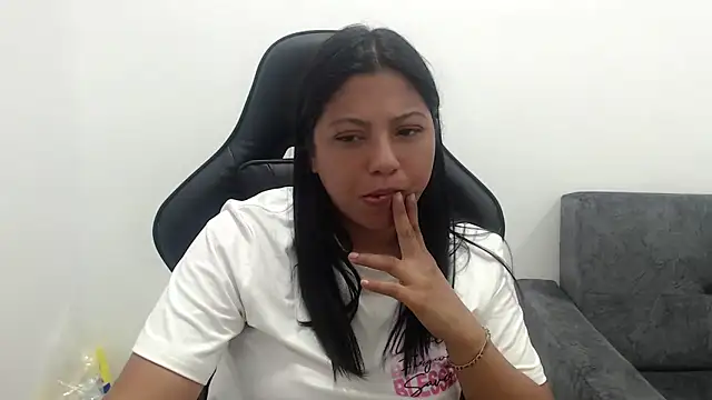 Leylafourniert online show from June 29, 5:57 pm