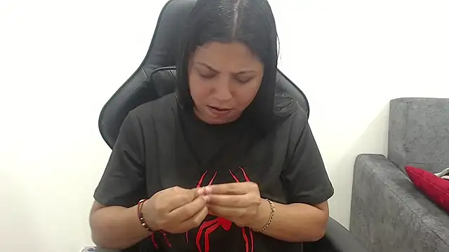 Leylafourniert online show from August 1, 8:19 pm