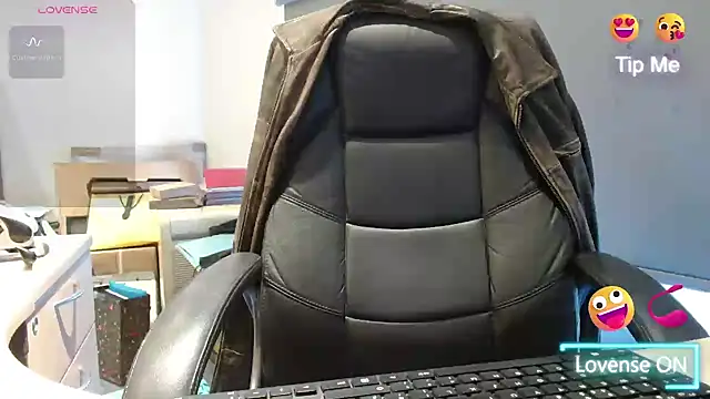 Snapshot of bigbadjon69 chatting on January 27, 2:13 pm bigbadjon69 online show from January 27, 2:13 pm