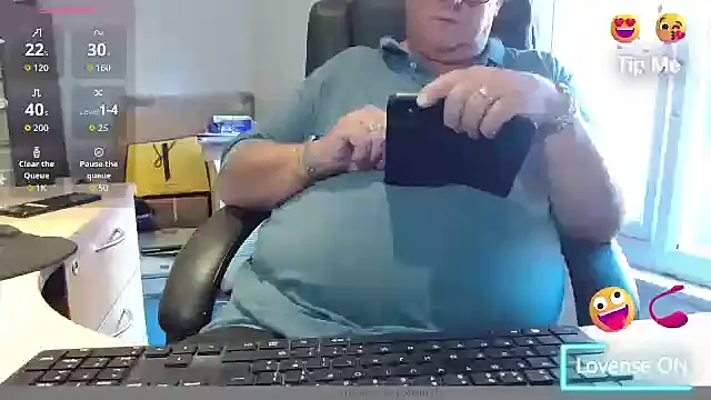 Snapshot of bigbadjon69 chatting on September 19, 3:02 pm bigbadjon69 online show from September 19, 3:02 pm