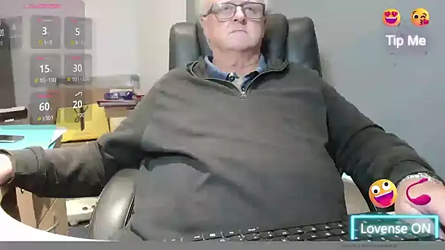 Snapshot of bigbadjon69 chatting on November 3, 4:30 pm bigbadjon69 online show from November 3, 4:30 pm