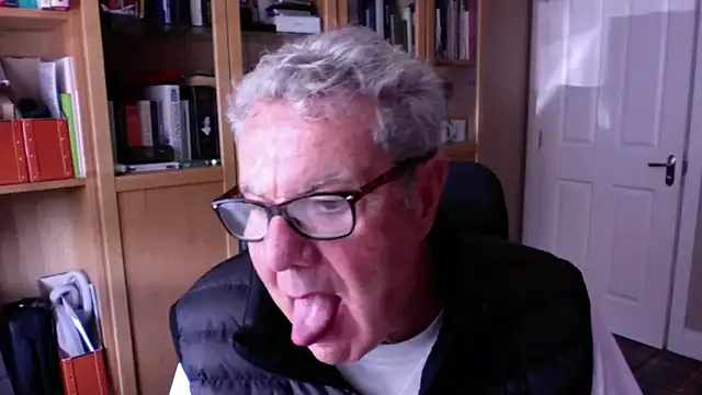 Snapshot of Oldpistolpete chatting on October 6, 12:57 pm Oldpistolpete online show from October 6, 12:57 pm