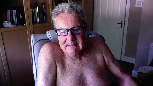 Snapshot of Oldpistolpete chatting on July 6, 8:55 am Oldpistolpete online show from July 6, 8:55 am