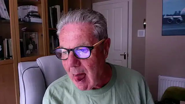 Snapshot of Oldpistolpete chatting on August 3, 3:27 pm Oldpistolpete online show from August 3, 3:27 pm