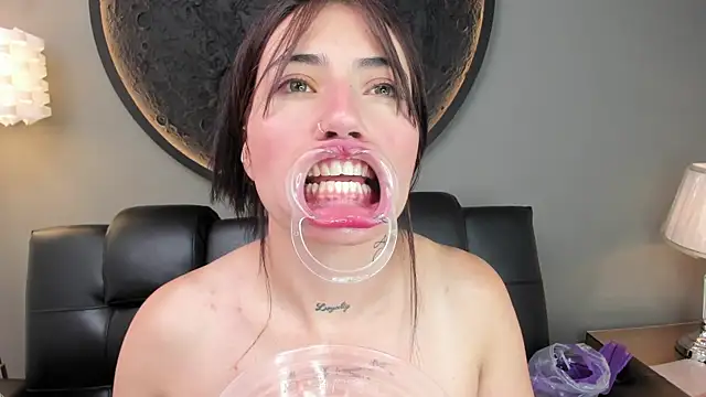 miss sharlotte18 online show from January 25, 6:23 am