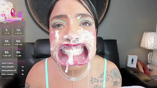 Snapshot of miss_vaiolette chatting on February 27, 2:10 pm miss vaiolette online show from February 27, 2:10 pm