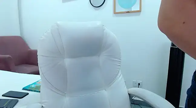 Snapshot of annylouis chatting on January 5, 1:56 am annylouis online show from January 5, 1:56 am