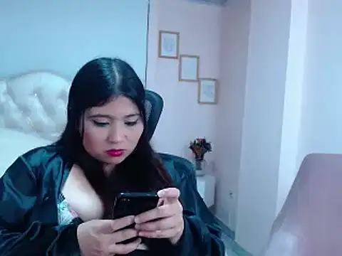 Snapshot of annylouis chatting on February 12, 1:30 am annylouis online show from February 12, 1:30 am