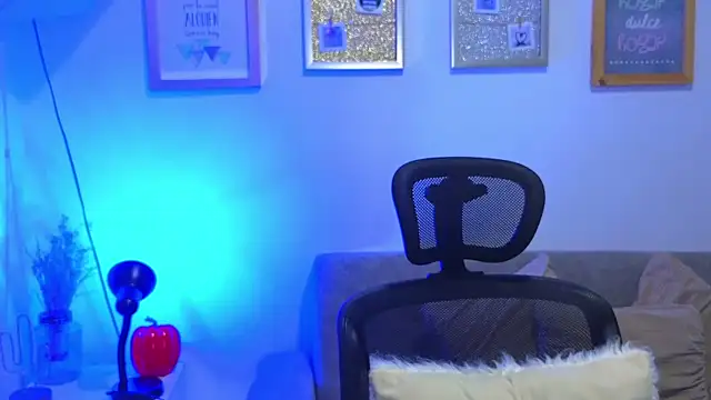 Snapshot of annylouis chatting on November 5, 7:47 pm annylouis online show from November 5, 7:47 pm