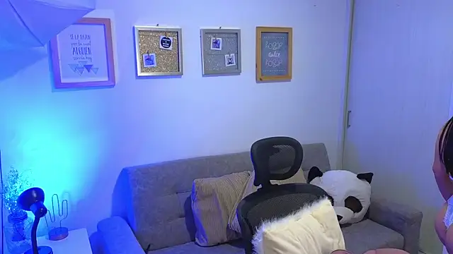 Snapshot of annylouis chatting on November 22, 7:24 pm annylouis online show from November 22, 7:24 pm