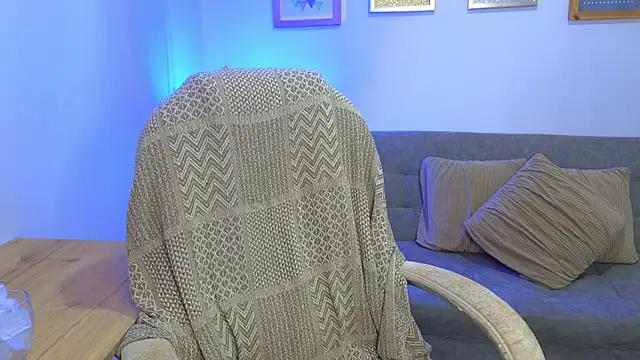 Snapshot of annylouis chatting on December 2, 7:09 pm annylouis online show from December 2, 7:09 pm