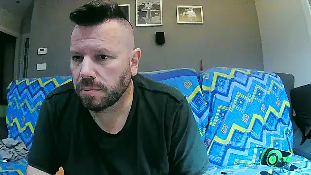 Snapshot of txan9876 chatting on October 17, 3:53 am txan9876 online show from October 17, 3:53 am