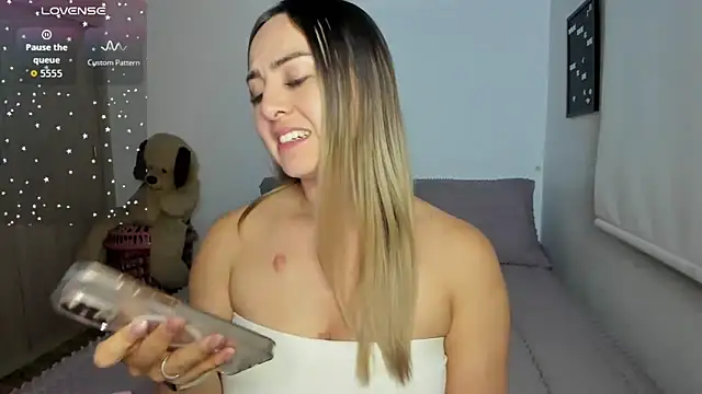 Snapshot of sophi_mooreno chatting on June 1, 1:18 am sophi mooreno online show from June 1, 1:18 am