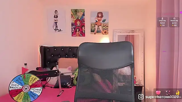 Snapshot of superheroxx chatting on October 8, 1:25 am superheroxx online show from October 8, 1:25 am