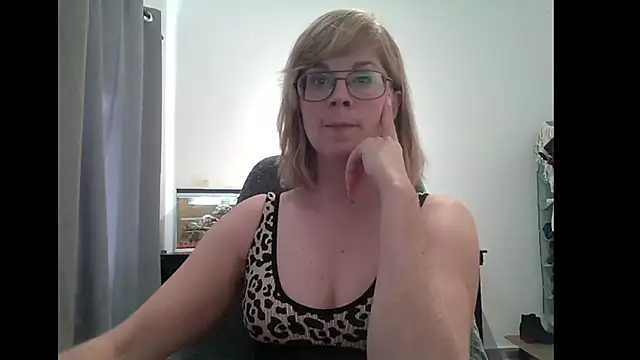 Snapshot of SavannaGirly chatting on February 11, 7:44 am SavannaGirly online show from February 11, 7:44 am