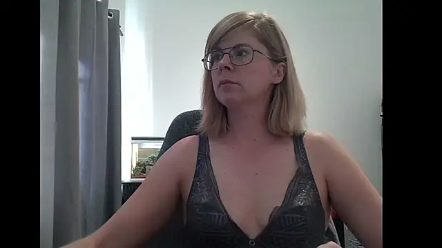 Snapshot of SavannaGirly chatting on March 1, 8:02 am SavannaGirly online show from March 1, 8:02 am