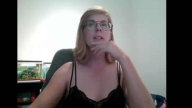 Snapshot of SavannaGirly chatting on March 13, 4:45 pm SavannaGirly online show from March 13, 4:45 pm