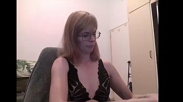 Snapshot of SavannaGirly chatting on October 10, 8:46 am SavannaGirly online show from October 10, 8:46 am