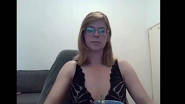 Snapshot of SavannaGirly chatting on October 18, 7:31 am SavannaGirly online show from October 18, 7:31 am