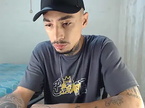 Snapshot of emiliano_hottt chatting on December 16, 3:50 pm emiliano hottt online show from December 16, 3:50 pm