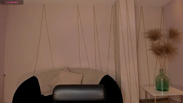 Snapshot of MaryLewis_ chatting on June 6, 12:43 pm MaryLewis online show from June 6, 12:43 pm