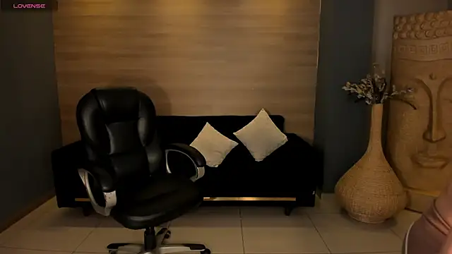 Snapshot of MaryLewis_ chatting on June 26, 12:20 pm MaryLewis online show from June 26, 12:20 pm