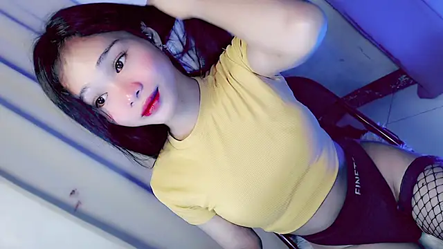 Snapshot of amomentoflust69 chatting on February 17, 5:04 am amomentoflust69 online show from February 17, 5:04 am