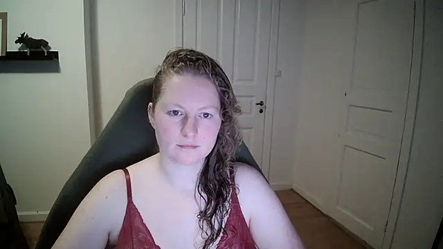 Snapshot of Girlnina-1995 chatting on December 9, 9:39 am Girlnina-1995 online show from December 9, 9:39 am